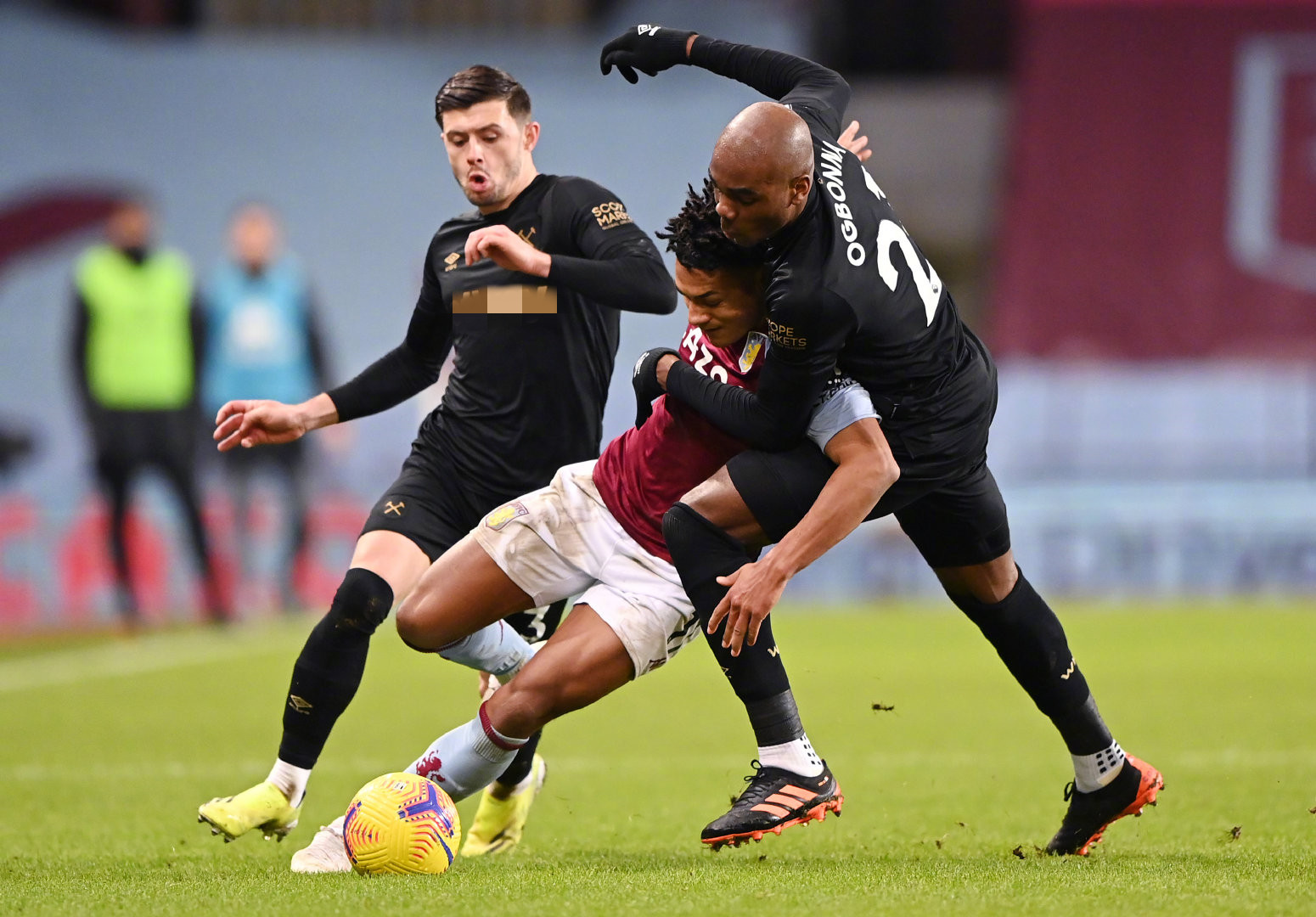 在球场上展 在球场上展